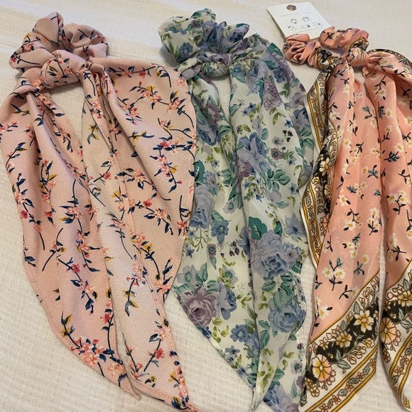 Hair Accessories.  Floral and very pretty items.  7 items total.  Brand new - Picture 2 of 4